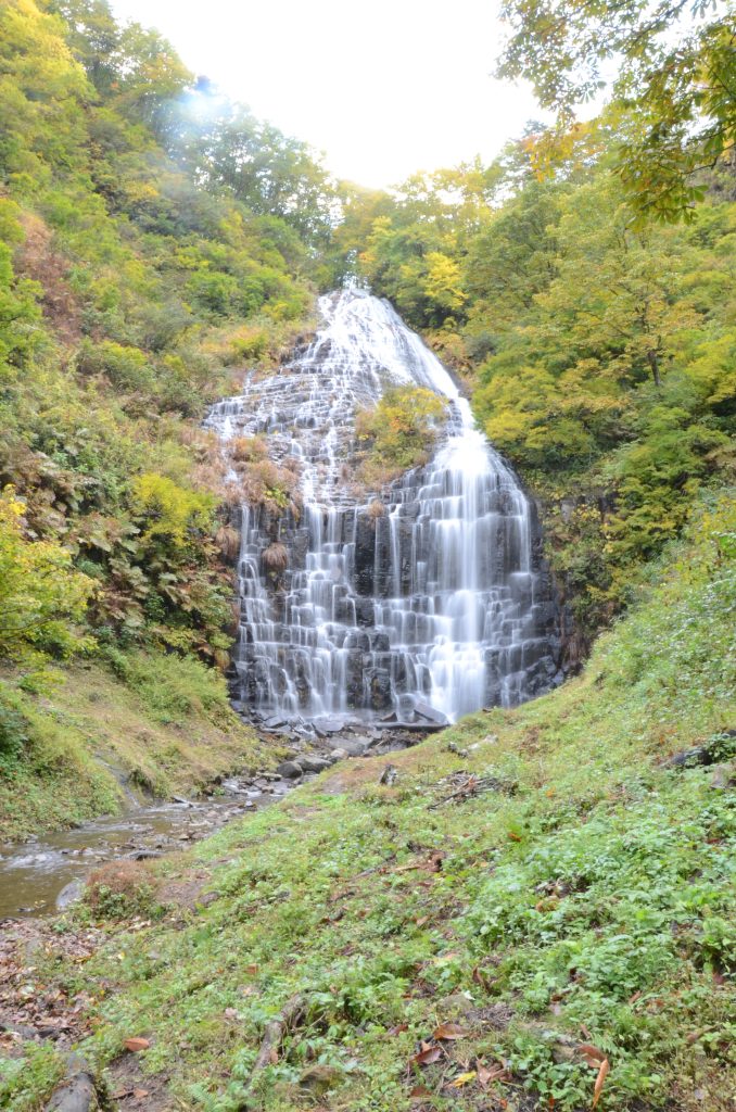 階段状が美しい檜山滝（由利本荘市）