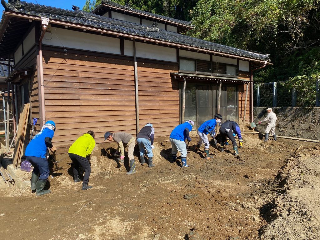 土砂を撤去している様子