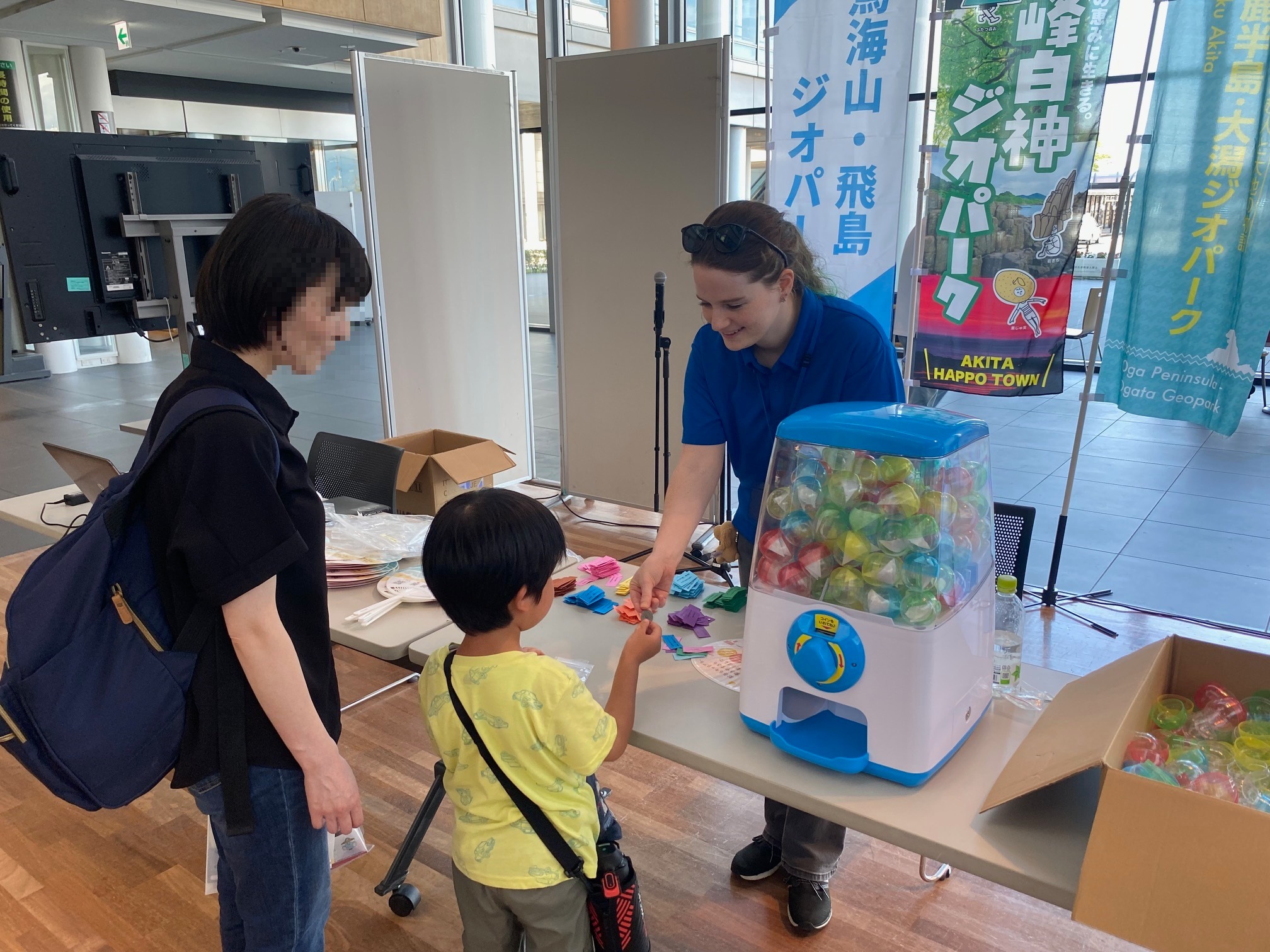 まるごろ体験あきたのジオパークで参加者と交流している様子