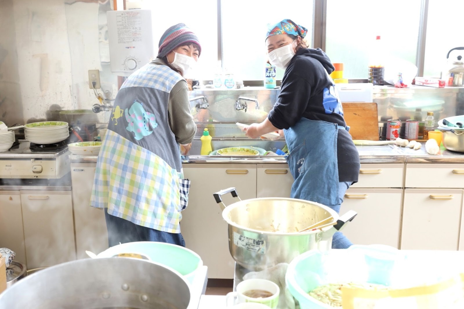 被災者によるご近所同士での野菜たっぷりみそ汁作り