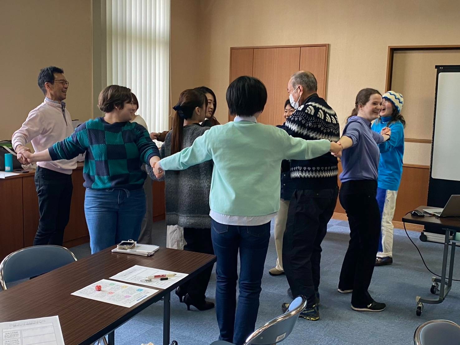 言葉を使わないゲームを一緒に楽しむ様子