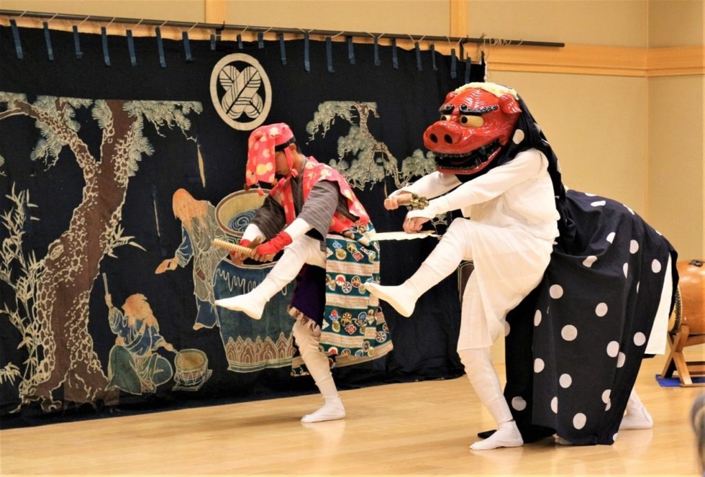 市民俗芸能伝承館「まいーれ」での公演の様子